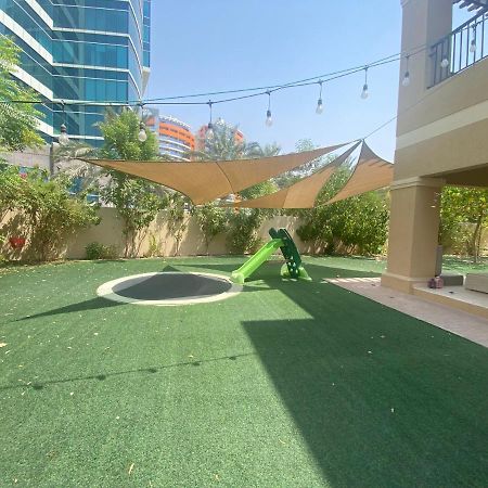 Spacious 4-bedroom villa, children friendly Dubai Exteriör bild