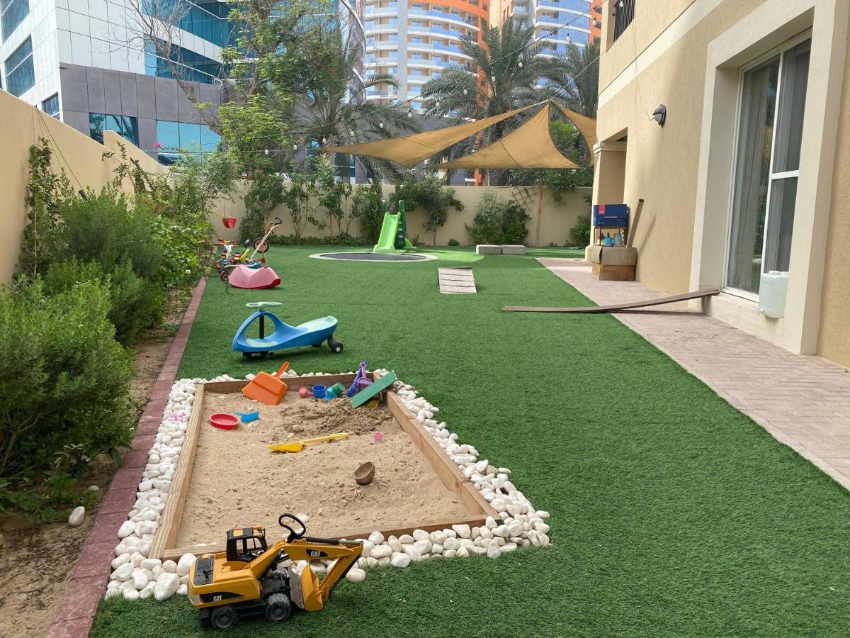 Spacious 4-bedroom villa, children friendly Dubai Exteriör bild