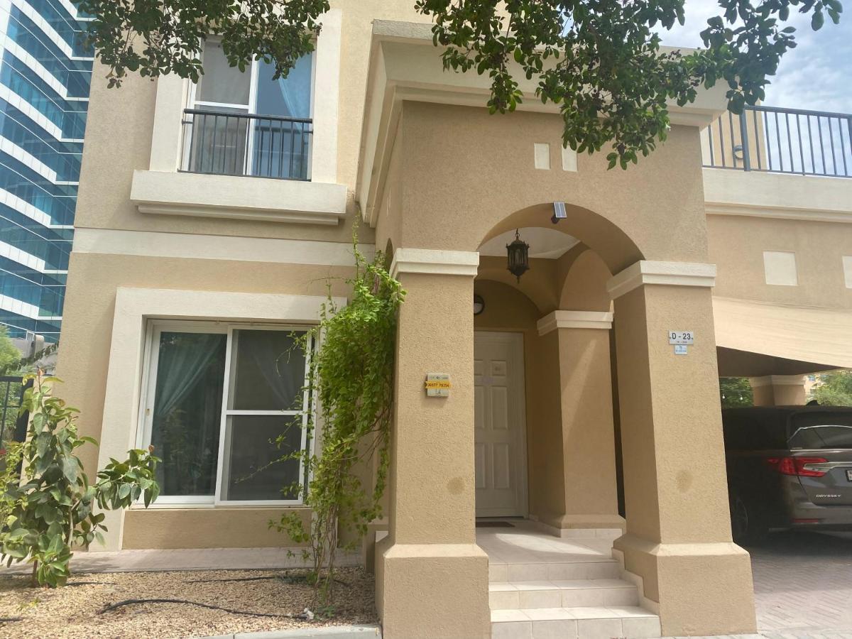 Spacious 4-bedroom villa, children friendly Dubai Exteriör bild