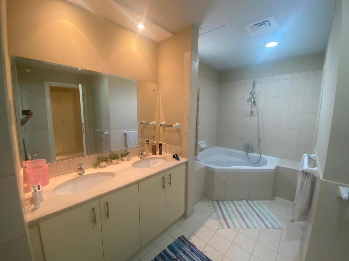 Spacious 4-bedroom villa, children friendly Dubai Exteriör bild