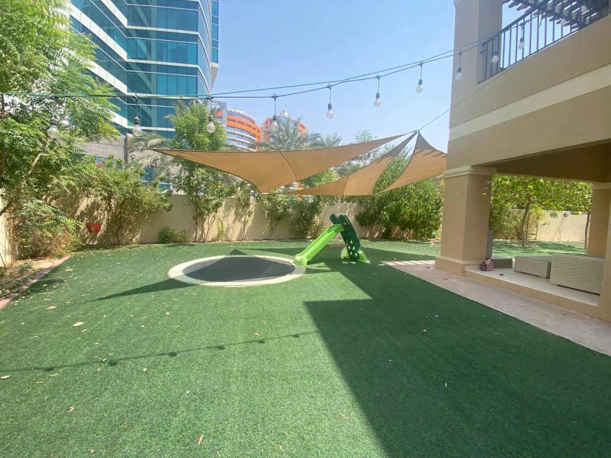 Spacious 4-bedroom villa, children friendly Dubai Exteriör bild