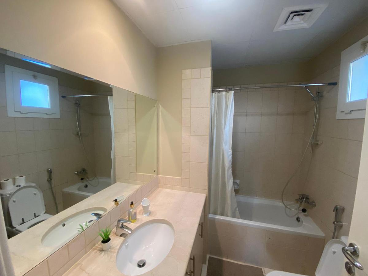 Spacious 4-bedroom villa, children friendly Dubai Exteriör bild